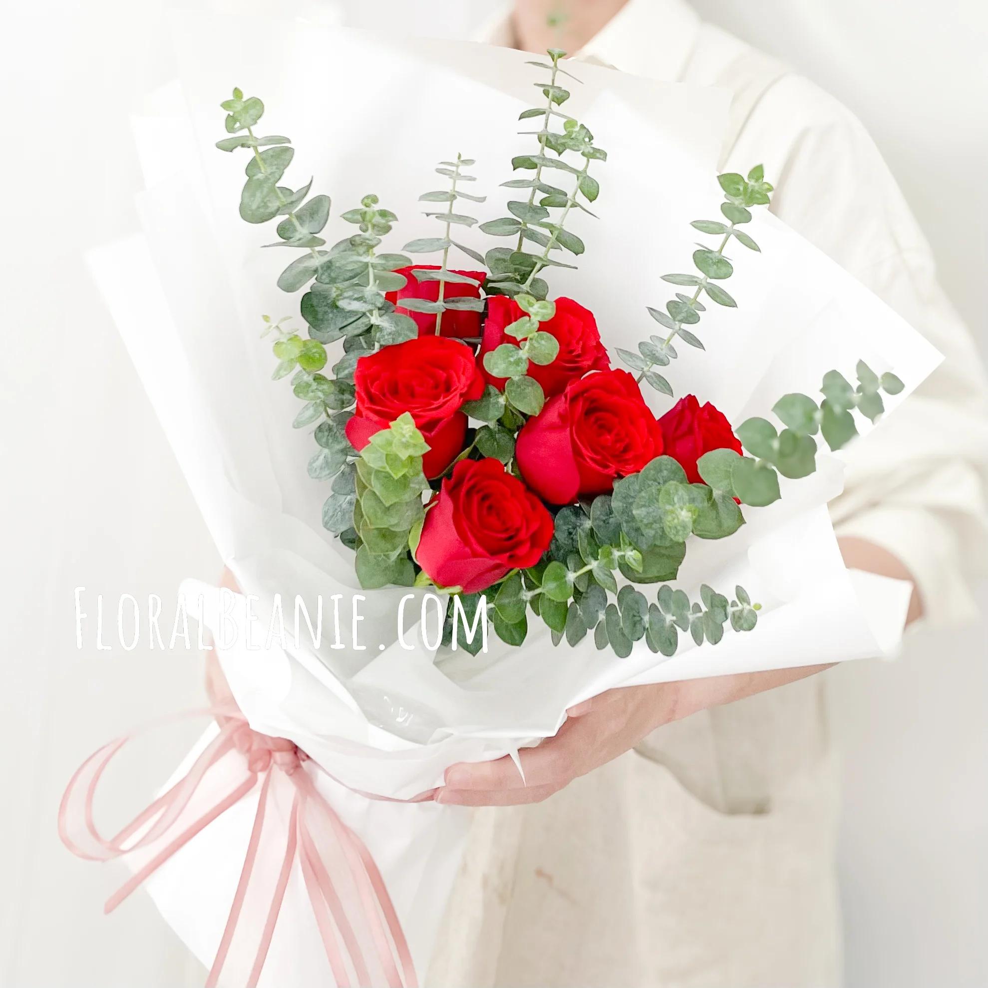 红玫瑰和桉树花束