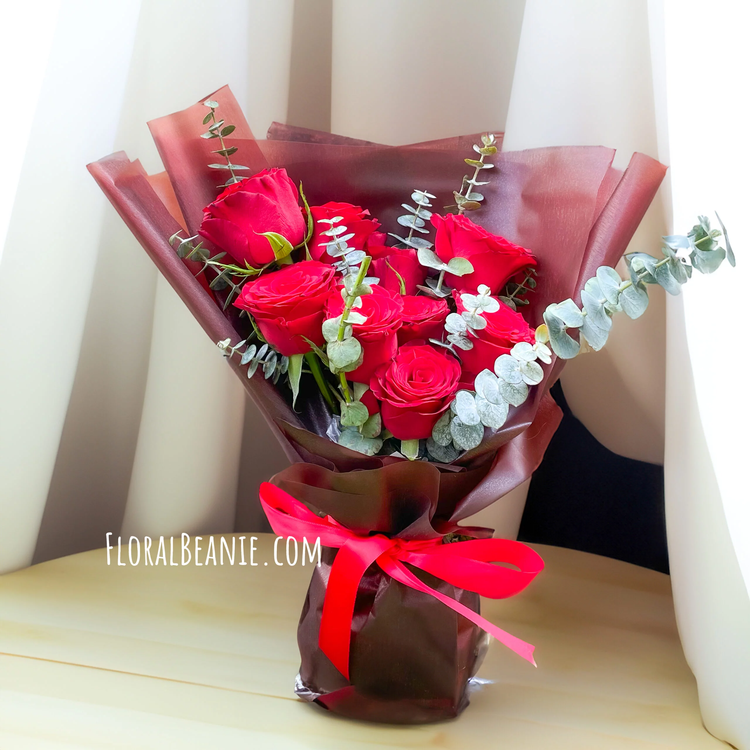 Dark Theme Classic Rose Bouquet For Graduation 1 深色主题经典玫瑰花束